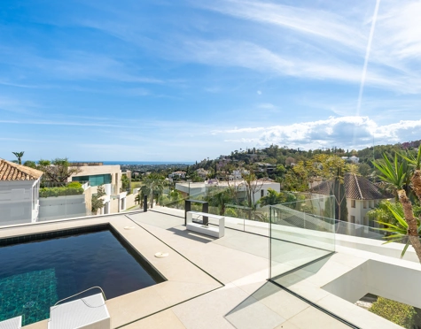 Villa for sale in El Herrojo, Benahavis