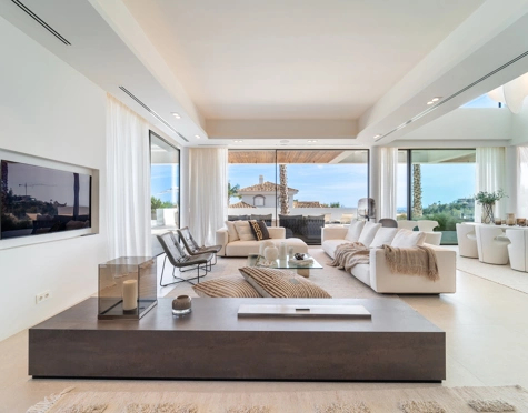 Villa for sale in El Herrojo, Benahavis