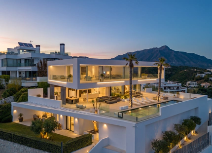 VILLA DE LUJO EXCEPCIONAL CON INCREÍBLES ZONAS EXTERIORES EN EL HERROJO, BENAHAVÍS