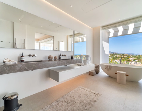 Villa for sale in El Herrojo, Benahavis