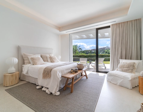 Villa for sale in El Herrojo, Benahavis