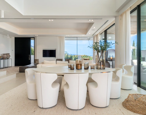 Villa for sale in El Herrojo, Benahavis