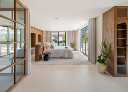 EXCEPCIONAL VILLA EN PRIMERA LÍNEA DE GOLF DE 4 DORMITORIOS EN NUEVA ANDALUCÍA