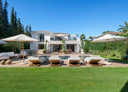 EXCEPCIONAL VILLA EN PRIMERA LÍNEA DE GOLF DE 4 DORMITORIOS EN NUEVA ANDALUCÍA
