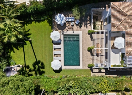 EXCEPCIONAL VILLA EN PRIMERA LÍNEA DE GOLF DE 4 DORMITORIOS EN NUEVA ANDALUCÍA
