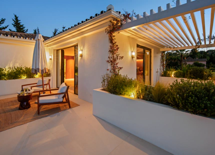 EXCEPCIONAL VILLA EN PRIMERA LÍNEA DE GOLF DE 4 DORMITORIOS EN NUEVA ANDALUCÍA