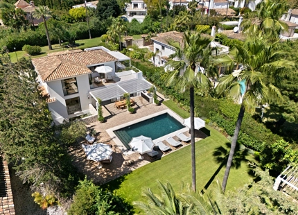EXCEPCIONAL VILLA EN PRIMERA LÍNEA DE GOLF DE 4 DORMITORIOS EN NUEVA ANDALUCÍA