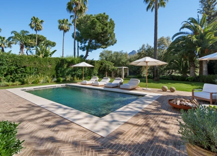 EXCEPCIONAL VILLA EN PRIMERA LÍNEA DE GOLF DE 4 DORMITORIOS EN NUEVA ANDALUCÍA