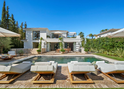 EXCEPCIONAL VILLA EN PRIMERA LÍNEA DE GOLF DE 4 DORMITORIOS EN NUEVA ANDALUCÍA