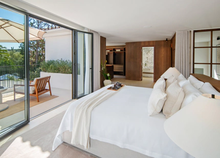 EXCEPCIONAL VILLA EN PRIMERA LÍNEA DE GOLF DE 4 DORMITORIOS EN NUEVA ANDALUCÍA