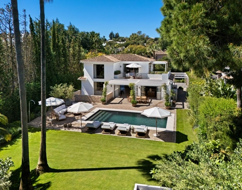 EXCEPCIONAL VILLA EN PRIMERA LÍNEA DE GOLF DE 4 DORMITORIOS EN NUEVA ANDALUCÍA