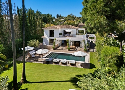 EXCEPCIONAL VILLA EN PRIMERA LÍNEA DE GOLF DE 4 DORMITORIOS EN NUEVA ANDALUCÍA