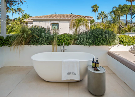 EXCEPCIONAL VILLA EN PRIMERA LÍNEA DE GOLF DE 4 DORMITORIOS EN NUEVA ANDALUCÍA