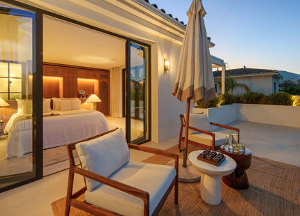 EXCEPCIONAL VILLA EN PRIMERA LÍNEA DE GOLF DE 4 DORMITORIOS EN NUEVA ANDALUCÍA