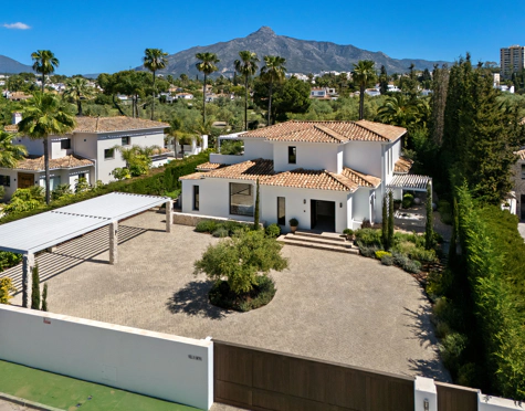 Villa en venta en Nueva Andalucia, Marbella
