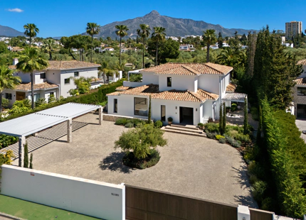 EXCEPCIONAL VILLA EN PRIMERA LÍNEA DE GOLF DE 4 DORMITORIOS EN NUEVA ANDALUCÍA