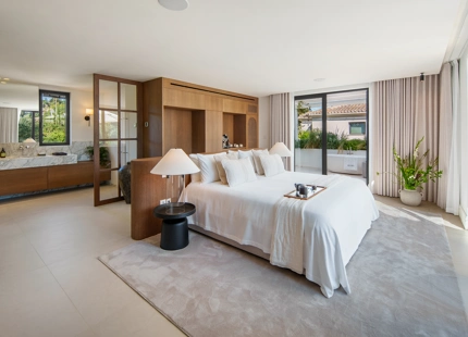 EXCEPCIONAL VILLA EN PRIMERA LÍNEA DE GOLF DE 4 DORMITORIOS EN NUEVA ANDALUCÍA