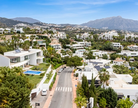 Villa for sale in La Alqueria, Benahavis