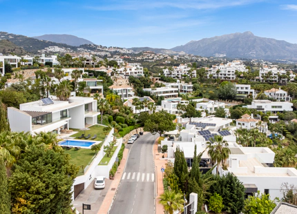 VILLA CONTEMPORÁNEA CON VISTAS IMPRESIONANTES EN LA ALQUERÍA, BENAHAVÍS