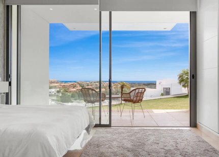 VILLA CONTEMPORÁNEA CON VISTAS IMPRESIONANTES EN LA ALQUERÍA, BENAHAVÍS