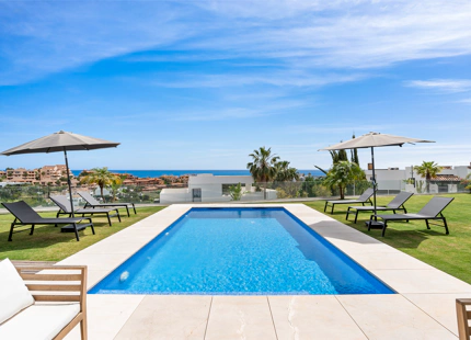 VILLA CONTEMPORÁNEA CON VISTAS IMPRESIONANTES EN LA ALQUERÍA, BENAHAVÍS