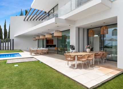 VILLA CONTEMPORÁNEA CON VISTAS IMPRESIONANTES EN LA ALQUERÍA, BENAHAVÍS