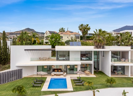 VILLA CONTEMPORÁNEA CON VISTAS IMPRESIONANTES EN LA ALQUERÍA, BENAHAVÍS