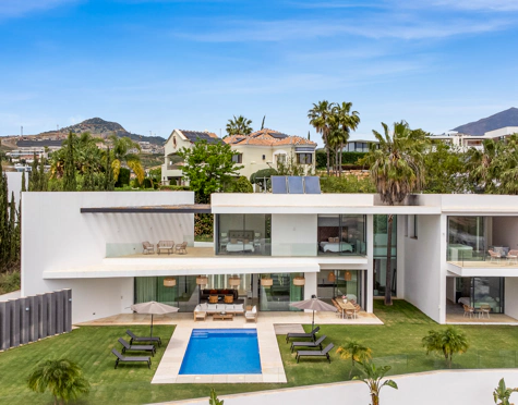 VILLA CONTEMPORÁNEA CON VISTAS IMPRESIONANTES EN LA ALQUERÍA, BENAHAVÍS