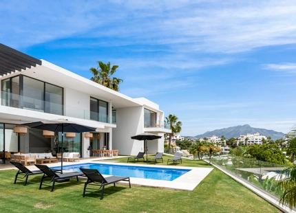 VILLA CONTEMPORÁNEA CON VISTAS IMPRESIONANTES EN LA ALQUERÍA, BENAHAVÍS