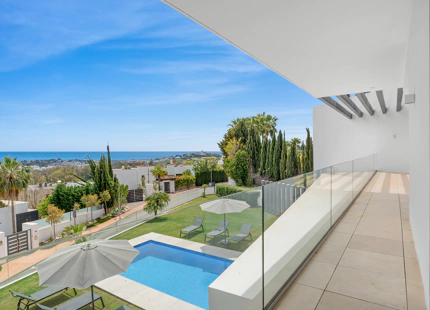 VILLA CONTEMPORÁNEA CON VISTAS IMPRESIONANTES EN LA ALQUERÍA, BENAHAVÍS