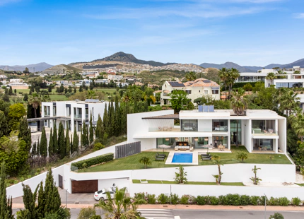 VILLA CONTEMPORÁNEA CON VISTAS IMPRESIONANTES EN LA ALQUERÍA, BENAHAVÍS