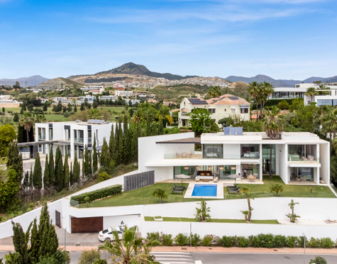 Villa for sale in La Alqueria, Benahavis