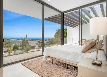 VILLA CONTEMPORÁNEA CON VISTAS IMPRESIONANTES EN LA ALQUERÍA, BENAHAVÍS