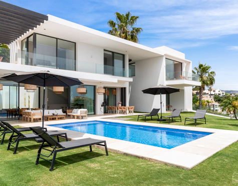 Villa for sale in La Alqueria, Benahavis