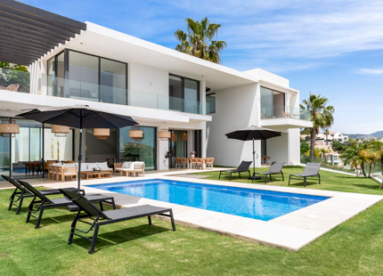 VILLA CONTEMPORÁNEA CON VISTAS IMPRESIONANTES EN LA ALQUERÍA, BENAHAVÍS