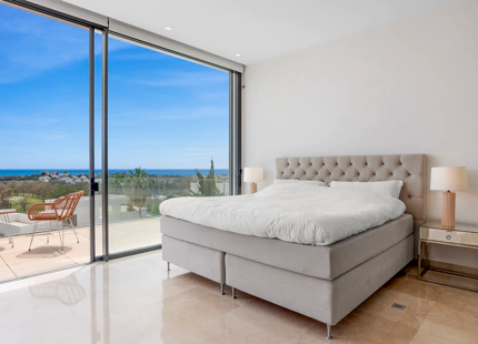VILLA CONTEMPORÁNEA CON VISTAS IMPRESIONANTES EN LA ALQUERÍA, BENAHAVÍS