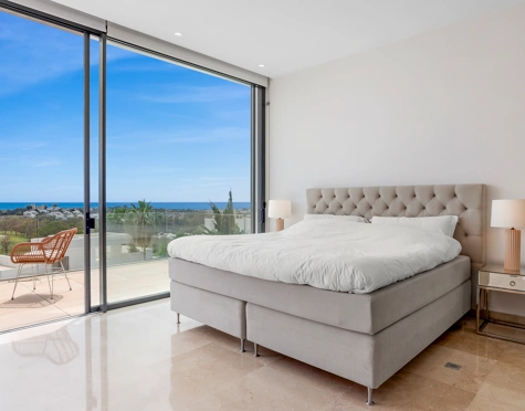 Villa for sale in La Alqueria, Benahavis