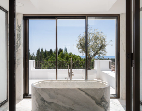Villa en venta en El Herrojo, Benahavis