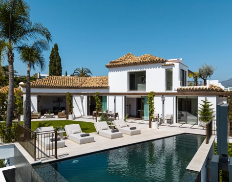 Villa en venta en El Herrojo, Benahavis