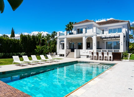VILLA ENCANTADORA DE SEIS DORMITORIOS CON CARACTERÍSTICAS EXCEPCIONALES EN NUEVA ANDALUCÍA