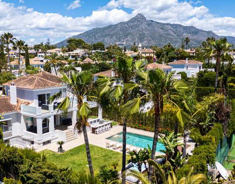 CHARMING SIX-BEDROOM VILLA WITH OUTSTANDING FEATURES IN NUEVA ANDALUCÍA