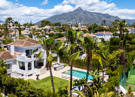 VILLA ENCANTADORA DE SEIS DORMITORIOS CON CARACTERÍSTICAS EXCEPCIONALES EN NUEVA ANDALUCÍA
