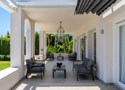 VILLA ENCANTADORA DE SEIS DORMITORIOS CON CARACTERÍSTICAS EXCEPCIONALES EN NUEVA ANDALUCÍA