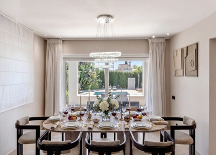 VILLA ENCANTADORA DE SEIS DORMITORIOS CON CARACTERÍSTICAS EXCEPCIONALES EN NUEVA ANDALUCÍA