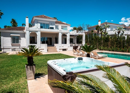 VILLA ENCANTADORA DE SEIS DORMITORIOS CON CARACTERÍSTICAS EXCEPCIONALES EN NUEVA ANDALUCÍA