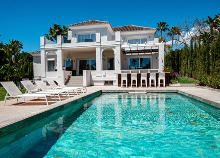 VILLA ENCANTADORA DE SEIS DORMITORIOS CON CARACTERÍSTICAS EXCEPCIONALES EN NUEVA ANDALUCÍA