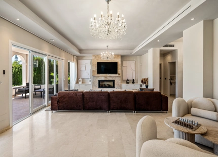 VILLA ENCANTADORA DE SEIS DORMITORIOS CON CARACTERÍSTICAS EXCEPCIONALES EN NUEVA ANDALUCÍA