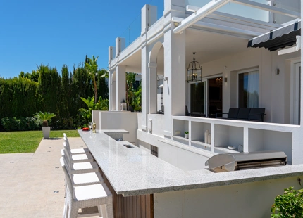 VILLA ENCANTADORA DE SEIS DORMITORIOS CON CARACTERÍSTICAS EXCEPCIONALES EN NUEVA ANDALUCÍA