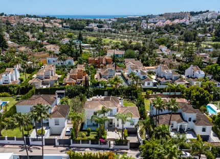 VILLA ENCANTADORA DE SEIS DORMITORIOS CON CARACTERÍSTICAS EXCEPCIONALES EN NUEVA ANDALUCÍA