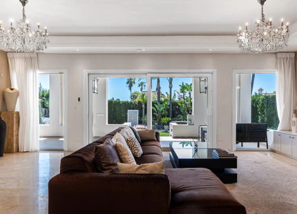 VILLA ENCANTADORA DE SEIS DORMITORIOS CON CARACTERÍSTICAS EXCEPCIONALES EN NUEVA ANDALUCÍA